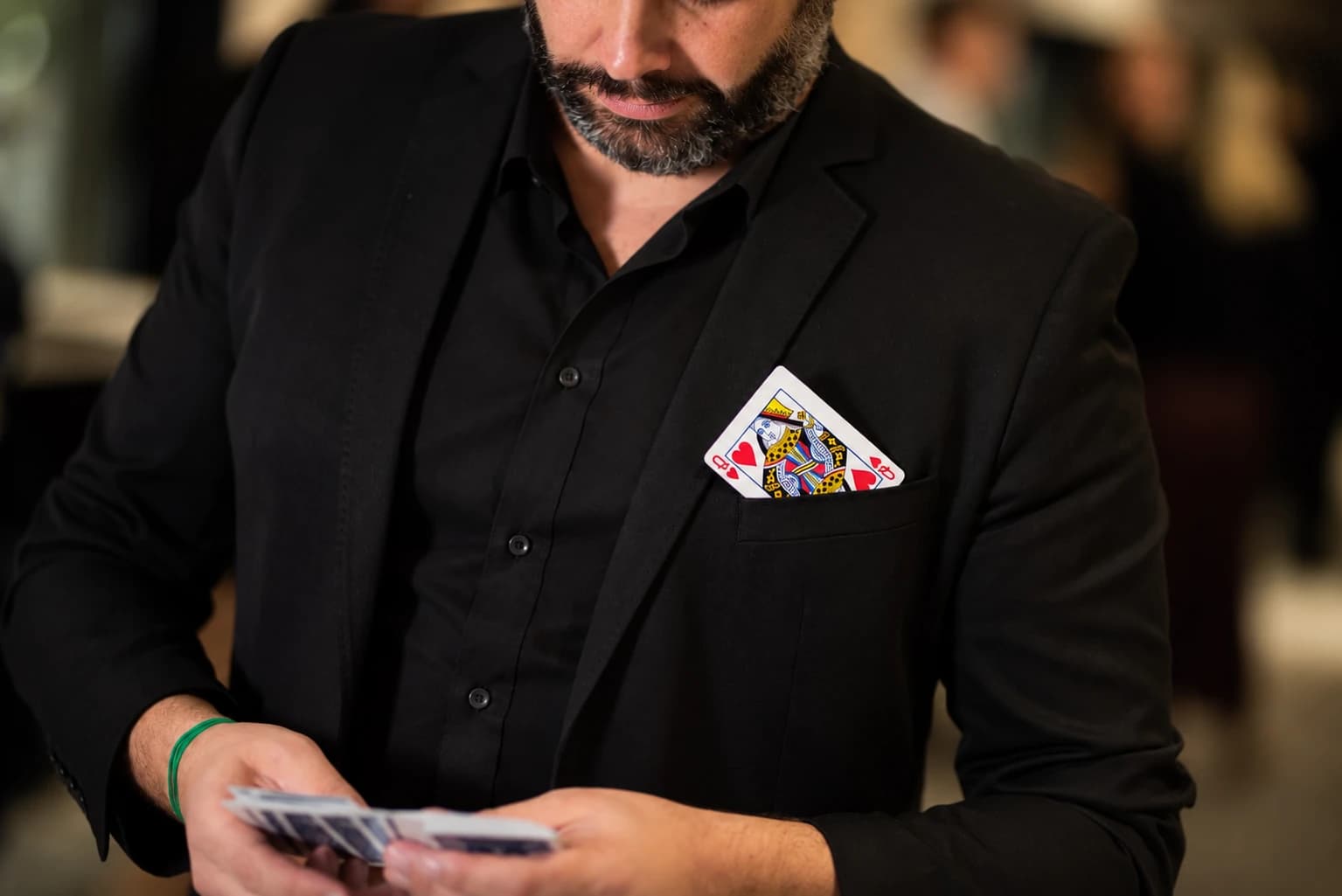 Toni Muñoz con una baraja en las manos y la reina de corazones en el bolsillo